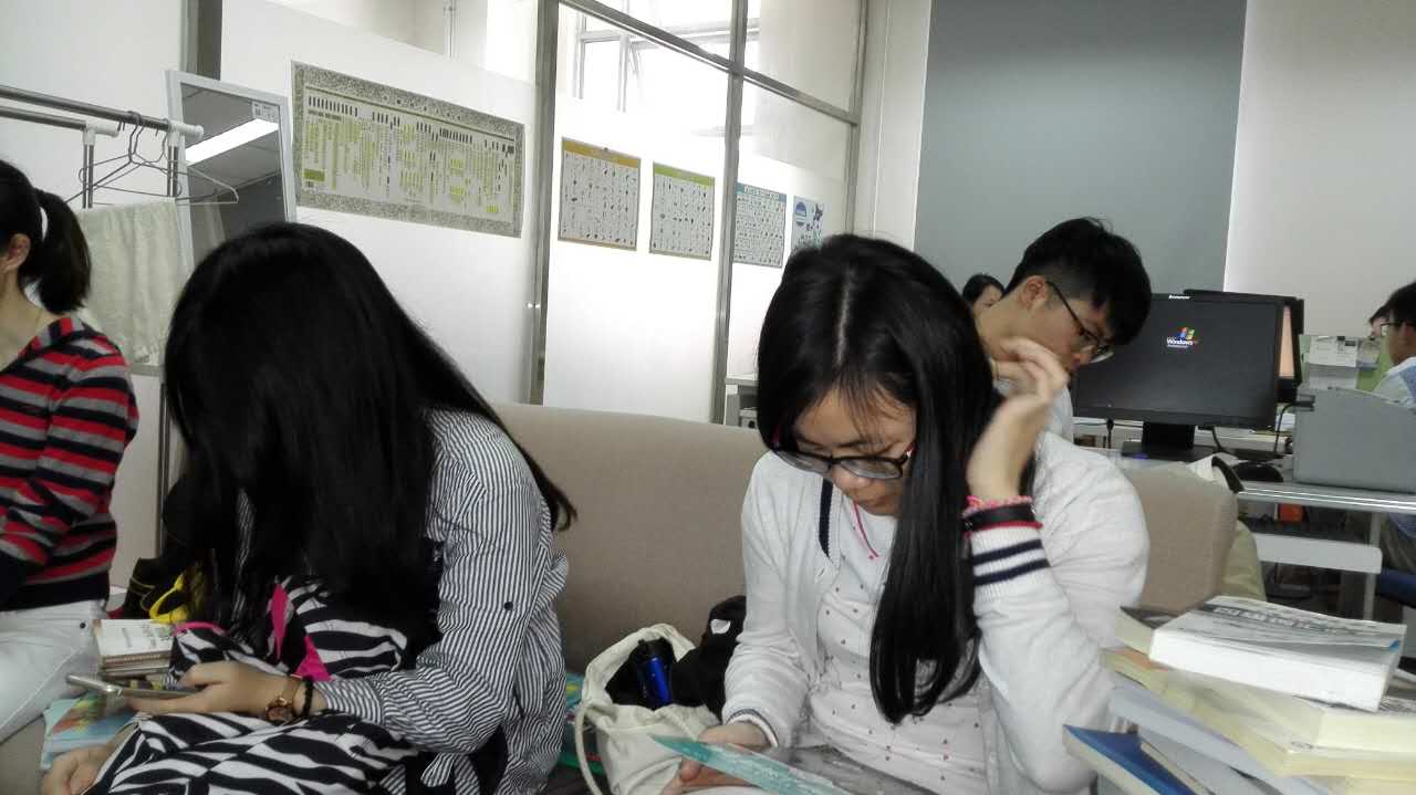 书香浓浓寄真情――记ylzzcom永利总站线路检测学生党支部赠书活动